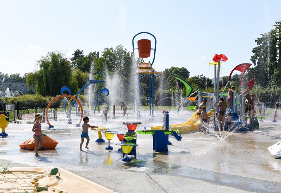 Jouer dans l'eau de la piscine : Les bienfaits – Piscines Abris Design