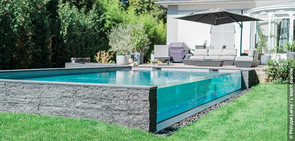 Piscine avec paroi de verre par Aqua System Solutions