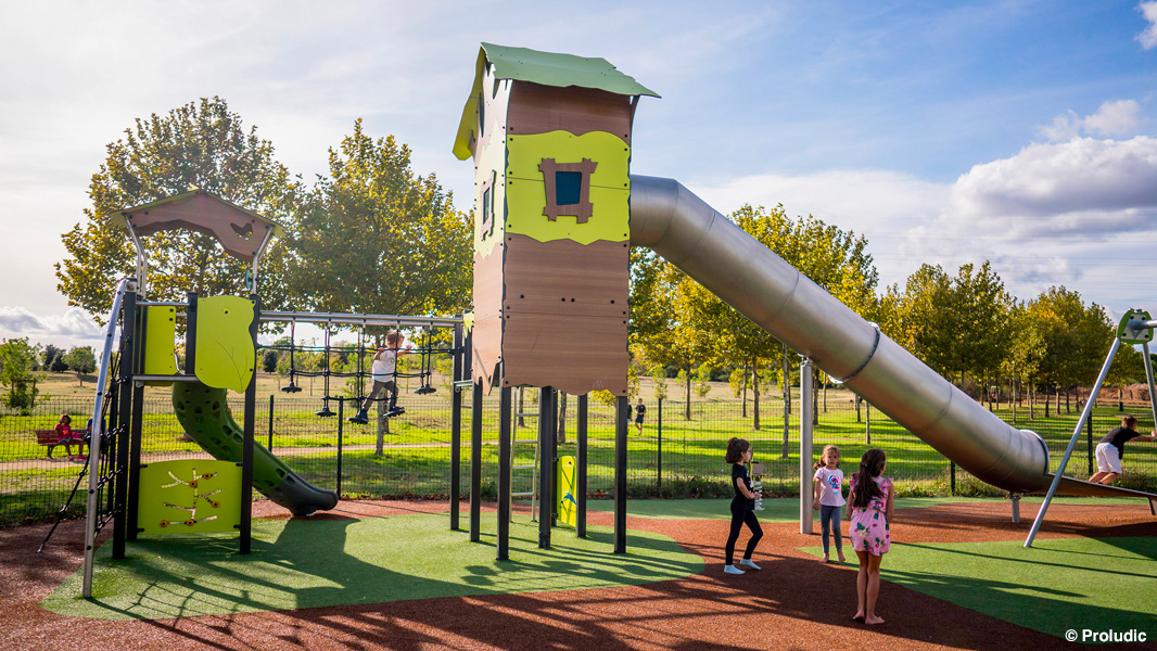 Aire De Jeux Pour Enfants Dans Un Parc Public Ou À L'extérieur D