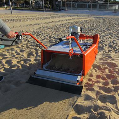 Nettoyeur de sable automoteur - Photo