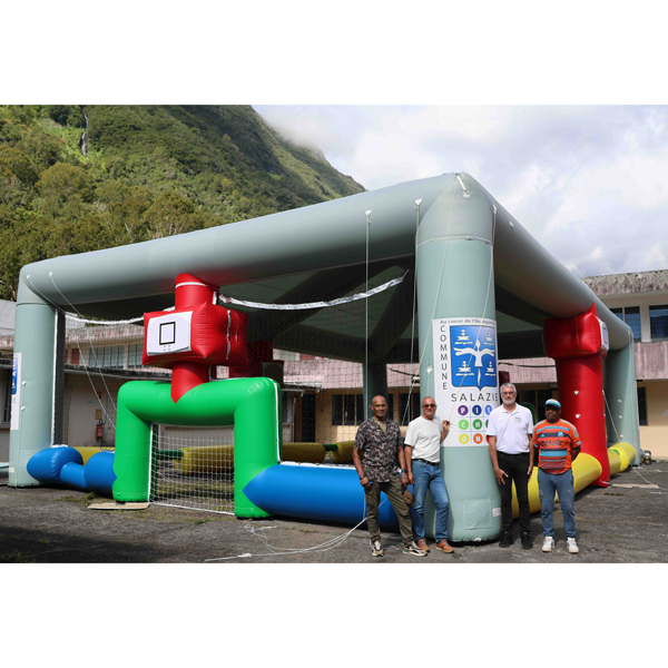 Structure gonflable couverte multisports et multi-terrains - Photo