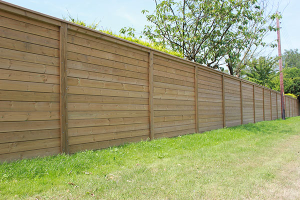 Panneau anti-bruit dans le jardin