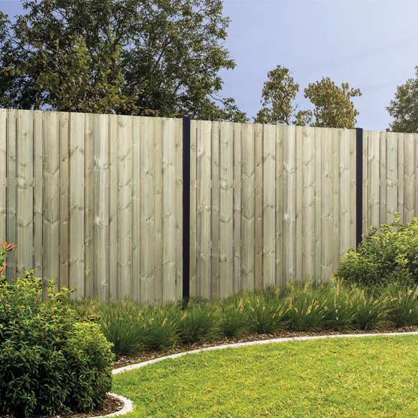 Une clôture robuste en pin traité