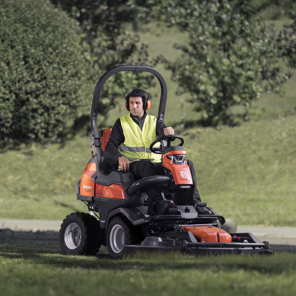 Tondeuse autoportée professionnelle à coupe frontale 