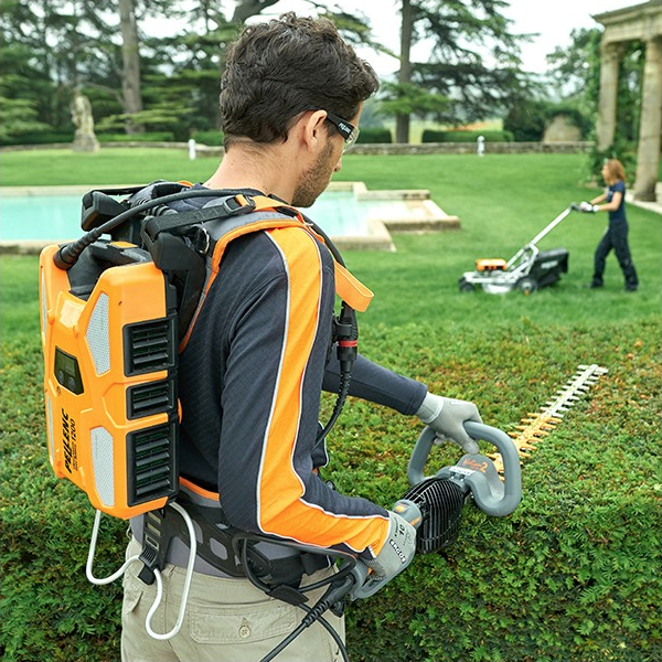 Taille-haies électrique Helion 3 : taille haie professionnel avec batterie  dorsal