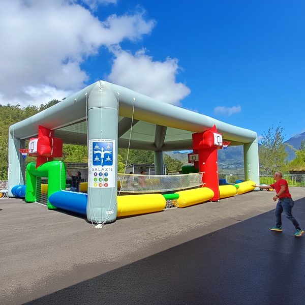 Structure gonflable couverte multisports et multi-terrains
