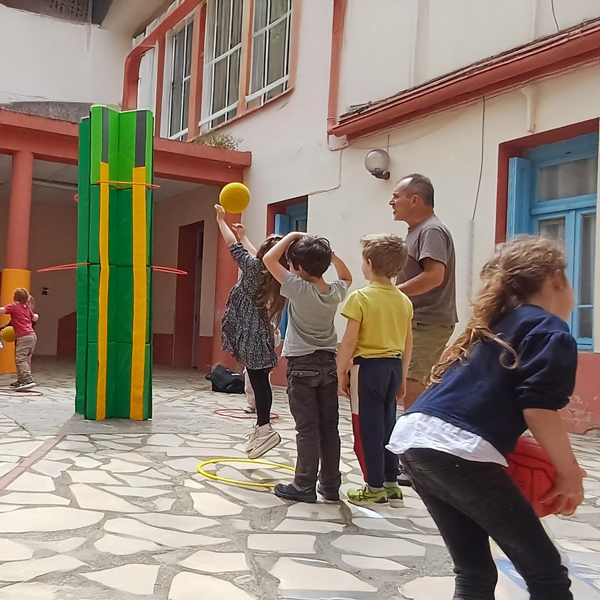 Système modulable en mousse d’espaces multisports et multi-terrains, pédagogiques et ludiques pour enfants et seniors - Photo