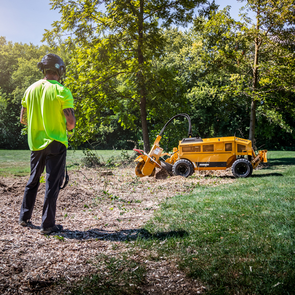ROGNEUSES AUTOTRACTÉES SUR ROUES - Photo