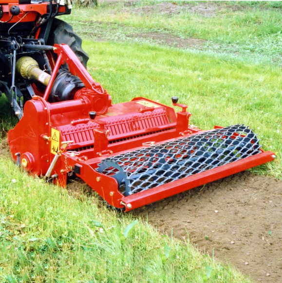 Combiné préparateur de sol enfouisseur engazonneur